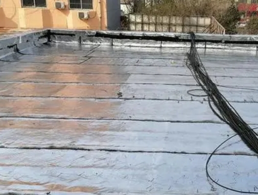 余江卫生间漏水维修公司分享下余江屋面楼顶防水刚性防水层施工要点。
